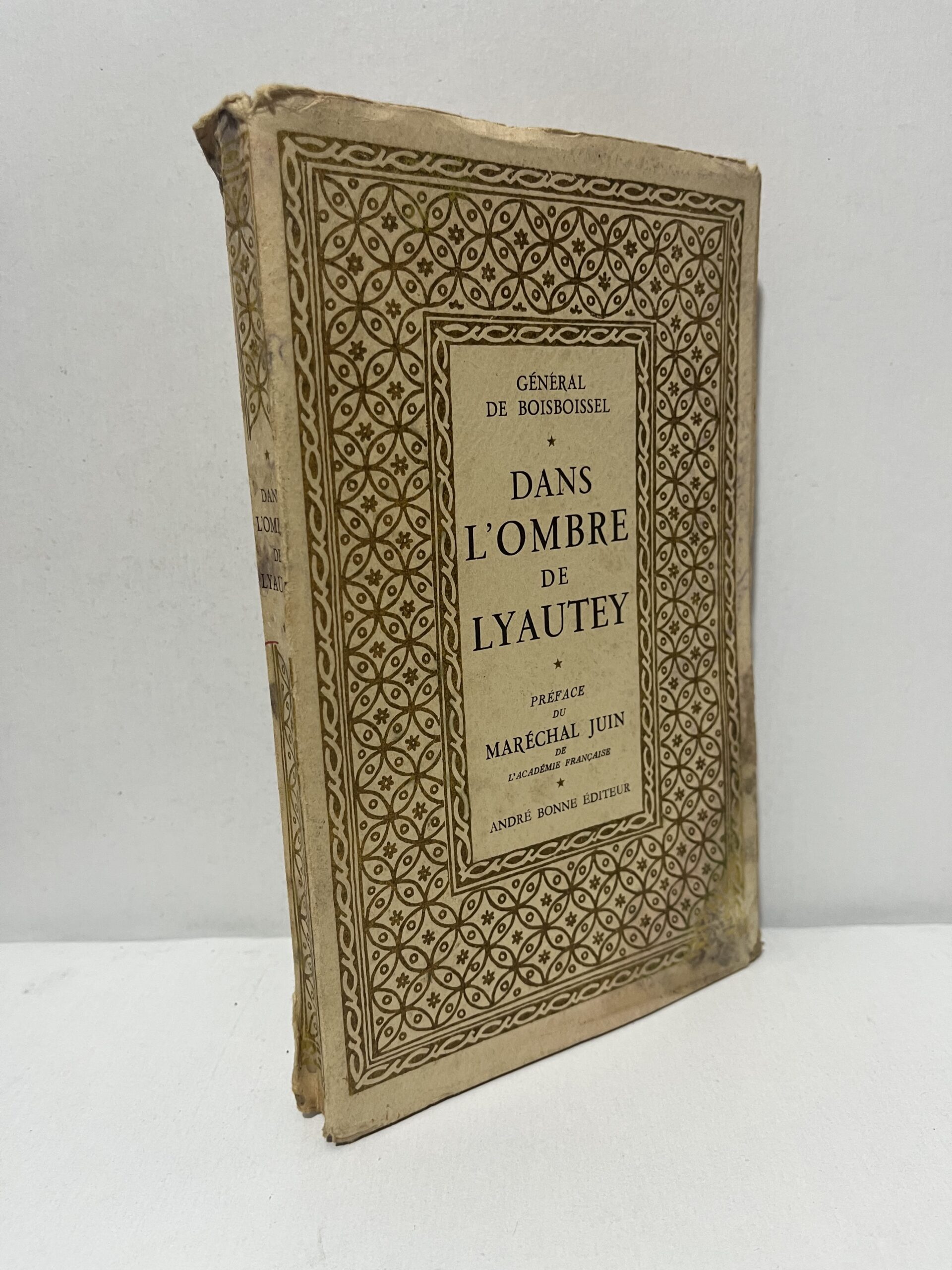 - Description : Dans cet ouvrage, le général de Boisboissel évoque la figure du maréchal Lyautey et le contexte historique de son action au Maroc. Ce livre intéressera les lecteurs passionnés par l’histoire militaire, le Protectorat français au Maroc et les personnalités qui ont marqué cette période. - Description : Dans cet ouvrage, le général de Boisboissel évoque la figure du maréchal Lyautey et le contexte historique de son action au Maroc. Ce livre intéressera les lecteurs passionnés par l’histoire militaire, le Protectorat français au Maroc et les personnalités qui ont marqué cette période.